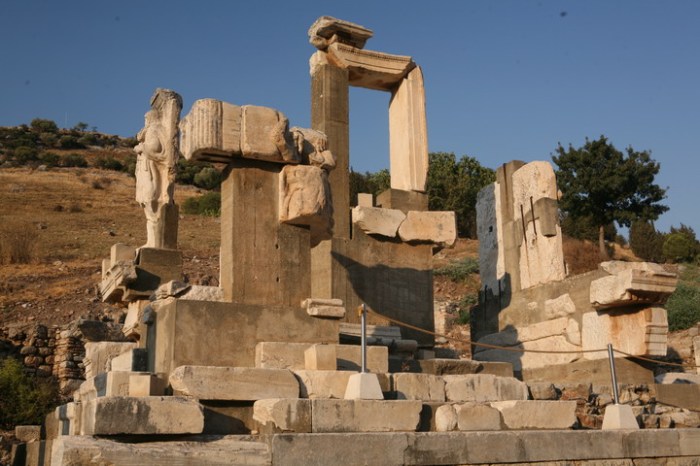 Rzym Efez pomnik Memniusa_3